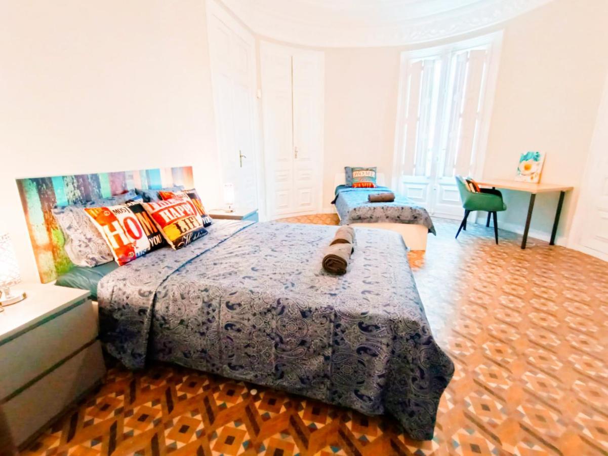 By Plaza Catalunya Rooms Barcelona Exterior foto